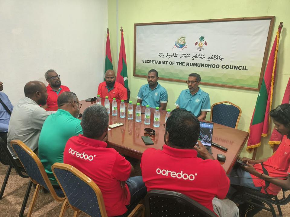ކުމުންދޫގައި އުރީދޫ މޯލްޑިވްސްގެ ސުޕަރނެޓް ޙިދުމަތް ދިނުމަށް ފައިބާ އޮޕްޓިކް ކޭބަލް ނެޓްވޯކް އެޅުމަށް ބާއްވާ ސްޓޭލްހޯލްޑާރ މީޓިންގް ކުމުންދޫގައި އުރީދޫ މޯލްޑިވްސްގެ ސުޕަރނެޓް ޙިދުމަތް ދިނުމަށް ފައިބާ އޮޕްޓިކް ކޭބަލް ނެޓްވޯކް އެޅުމަށް ބާއްވާ ސްޓޭލްހޯލްޑާރ މީޓިންގް